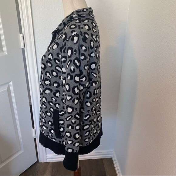 Rachel Zoe Black Silver Gray Animal Print Zip Front 2 Pocket Sweater Jacket M - Picture 7 of 14